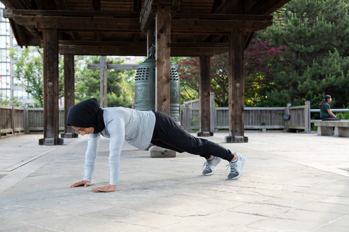 plank twist start